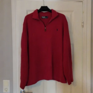 Polo Ralph Lauren Half Zip  - Röd Polo Ralph Lauren Half Zip perfekt till vintern! Saknar defekter