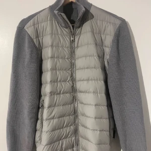  Cardigan från Woolrich - Säljer en woolrich cardigan i mycket fink skick, inga skador på den. Perfekt nu till våren. Nypris ≈6000kr Storlek S men passar s/xs  Skriv vid frågor eller funderingar!