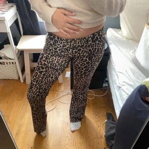 Leopardmönstrade byxor - Snygga leopardmönstrade flare byxor. Perfekta för att göra ett statement i garderoben. Byxorna har en elastisk midja för extra komfort. Har vikad ned dom på bilden.