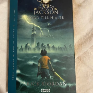 Född till hjälte - Boken 'Född till hjälte' av Rick Riordan är den första i serien om Percy Jackson. Den handlar om en ung pojke som upptäcker att han är en halvgud och ger sig ut på äventyr.