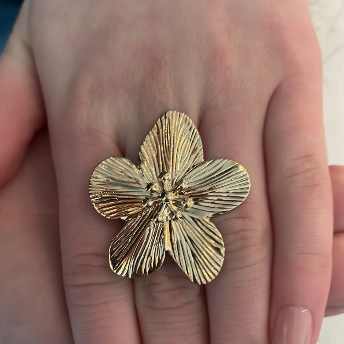 Guldfärgad blomformad ring - 1