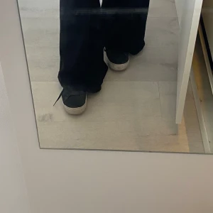 Svarta sneakers från Puma - Säljer ett par svarta sneakers från Puma med vita detaljer och snörning. Skorna har en klassisk design med en bekväm passform och är perfekta för vardagsbruk, med softfome sula!