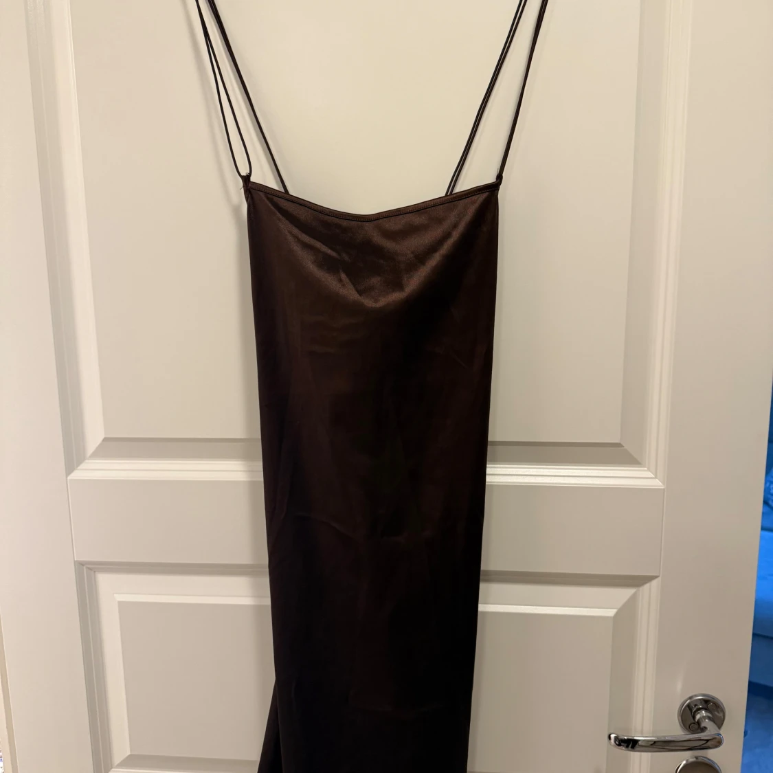 Brun klänning och svart topp med  halterneck
