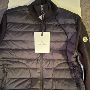Moncler cardigan  - Moncler cardigan i nyskick i storlek S, allt i bilden ingår, pris går att diskutera 