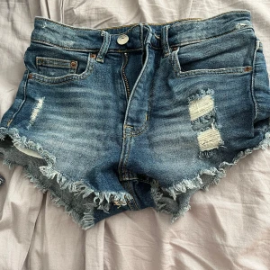 Lågmidjade jeans shorts  - Knappt använda fint skick storlek 34