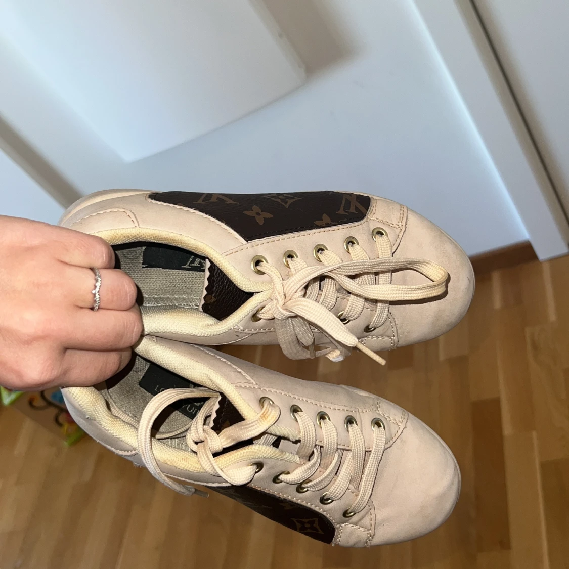 Créme vita  sneakers med detaljer - 4