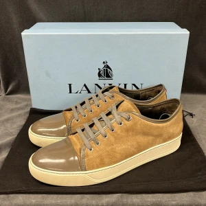 Bruna Lanvins - Hej säljer dessa bruna Lanvins i okej skick. Storleken är Uk 10/44. Allt og medföljer så som dustbag, box och extra snören. Dm vid mer info.  Billigare pris vid snabb affär🤝kom gärna med förslag på byten!