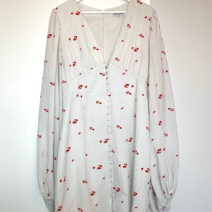 Adoore florence klänning - Superfin vit klänning från Adoore i modellen Florence! Endast använd en gång så i superfint skick. Nypris 1495 säljer för 1200 då jag hellre vill ha den långa modellen, öppen för byte ifall någon har Positano modellen i samma färg och storlek! Pris kan diskuteras vid snabb affär!