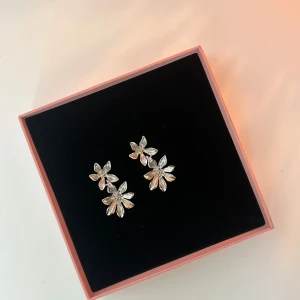 Blomformade silverörhängen - Så himla fina örhängen som tyvärr inte kommer till användning 