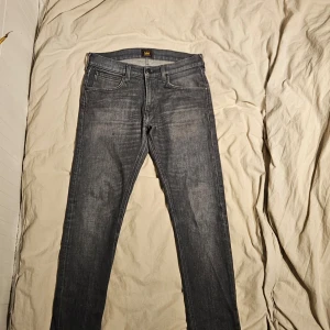 Grå jeans från Lee - Grå lee jeans W29 L32 köpte från en grabb på plick dom är för små nu nypriss runt 1600 mitt pris 199 modell luke slip taper