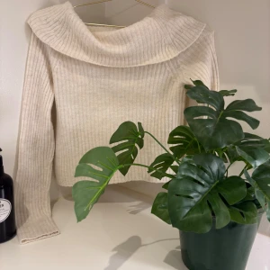 Vit ribbad tröja från Kappahl - Säljer en stilren vit ribbad tröja från Kappahl. Tröjan har en bred krage och långa ärmar, perfekt för kyligare dagar. Den är både bekväm och snygg, ett måste i garderoben! 🌟Säljer Pga vehov till en väska så jag samlar pengar 💕