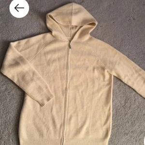 Merino Ull Hoodie  - Säljer en snygg och fräsch Merino Ull Hoodie.Använd  cirka 3 gånger så fortfarande grym kvalité. Vid funderingar eller annat  tveka då inte att höra av dig !!Priset är ej hugget i sten så går absolut att diskutera👊