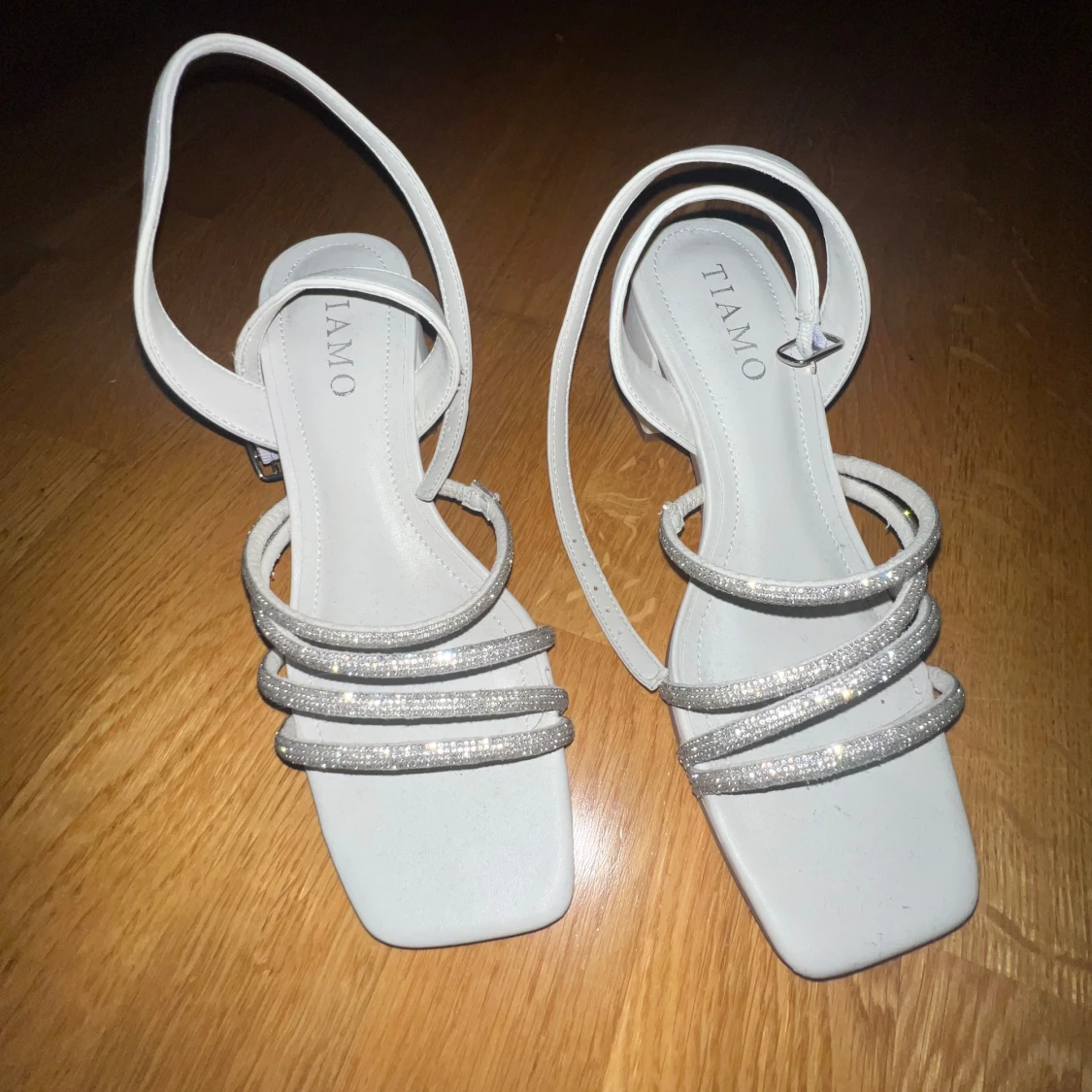 Vita sandaler med glittriga remmar från Tiamo