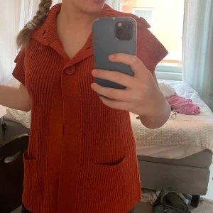 kofta - 🧡Orange stickad kofta med knappar framtill som en väldigt fin detalj.                                         💕Den är perfekt till våren.                                              🙌Nyskick, aldrig använd men köpt på sellpy där det stod oanvänd