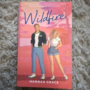 Wildfire - Boken 'Wildfire' av Hannah Grace handlar om Russ och Aurora som möts på en universitetsfest och tillbringar natten tillsammans. De återförenas senare på ett sommarjobb vid ett läger, där spänningen mellan dem växer. En berättelse om attraktion och att bryta regler.