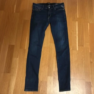 Mörkblå jeans från Replay - Snygga mörkblå jeans från Replay med en silm passform. De har klassisk femficksdesign och en dragkedja. Perfekta för en stilren look.✅Dessa jeans är 29/32📏. Bara att skriva till mig om du har några frågor😊
