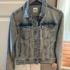  jeansjacka - Sååå fin jeans jacka i storlek Xs/34! Men passar s också💕💕🩷🥰🥰🥰