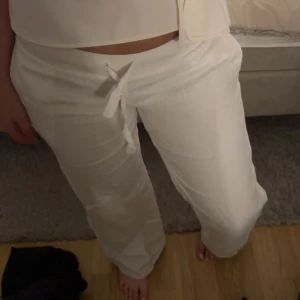 Vita byxor med knytband - Linnebyxor från alobha label, bra skick förutom lilla skavanken i bild 4.🚩!!!Uppsydda så de passar mig som är 166cm!!!!🚩