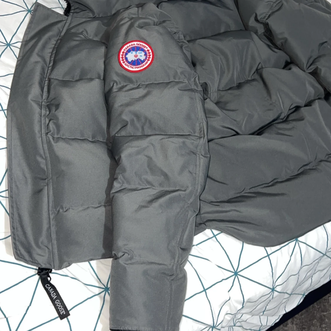 Grå dunjacka från Canada Goose