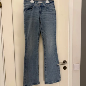 Gina Perfect  ljusblå jeans med bootcut - Snygga ljusblå jeans från Perfect Jeans med bootcut-stil. 