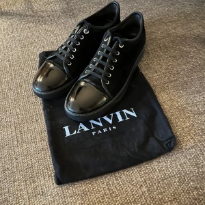 Lanvins - Tjena säljer nu dessa fräscha lanvins, de är lite slitna på sulan men annars nyskick:) storlek 43 men passar 44                                                                      Bara att höra av sig vid frågor, mvh maxi 