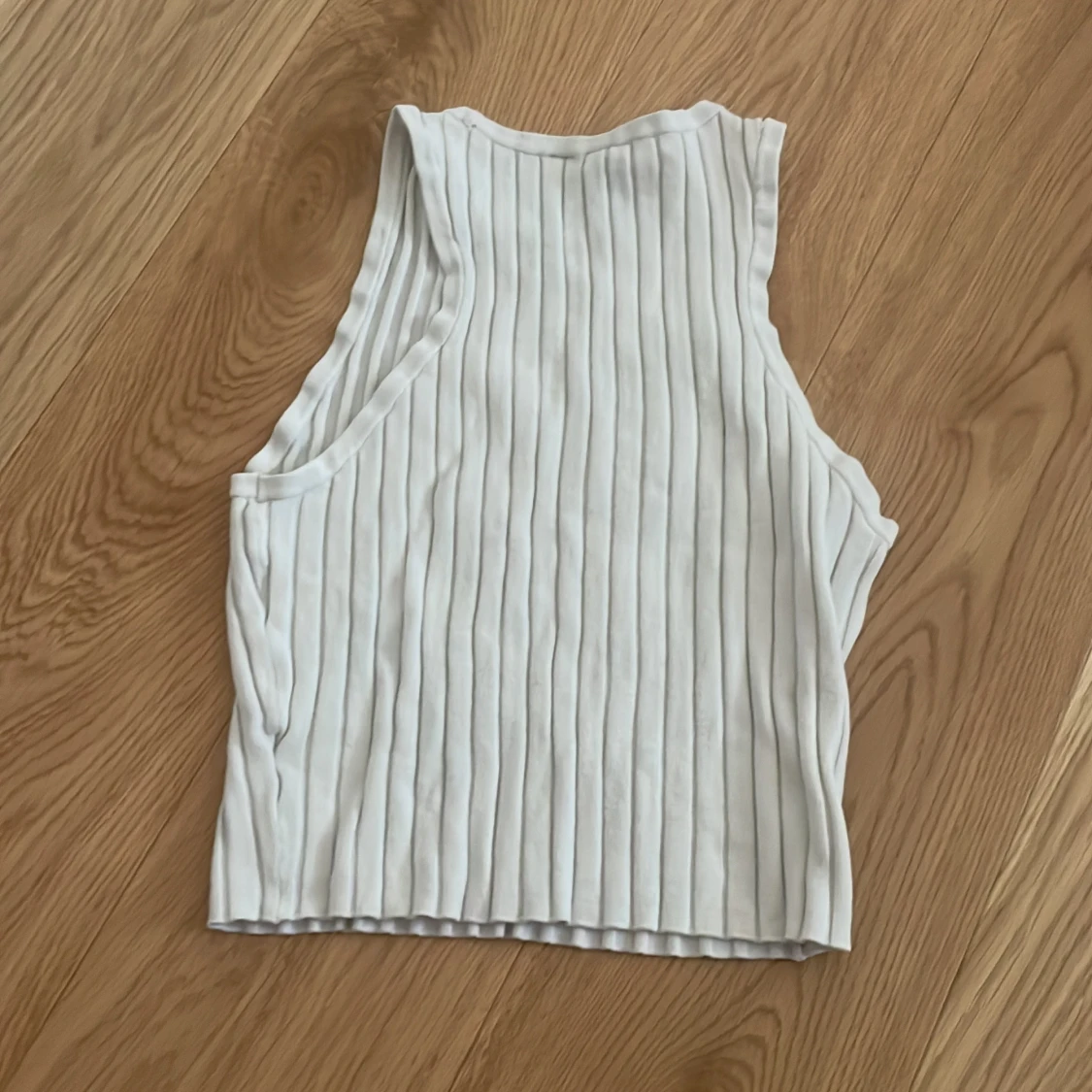 Vit ribbad linnetopp från Divided - 1