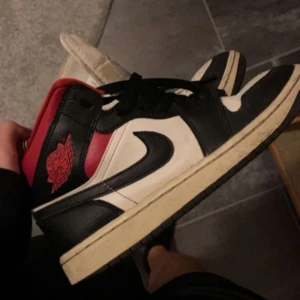 Röda jodans  - Säljer mina jordans då de inte är min stil längre, använda men ändå i ganska bra skick! Har en liten defekt som man kan se på bild 4 men de är inget man lägger märkte till!💗