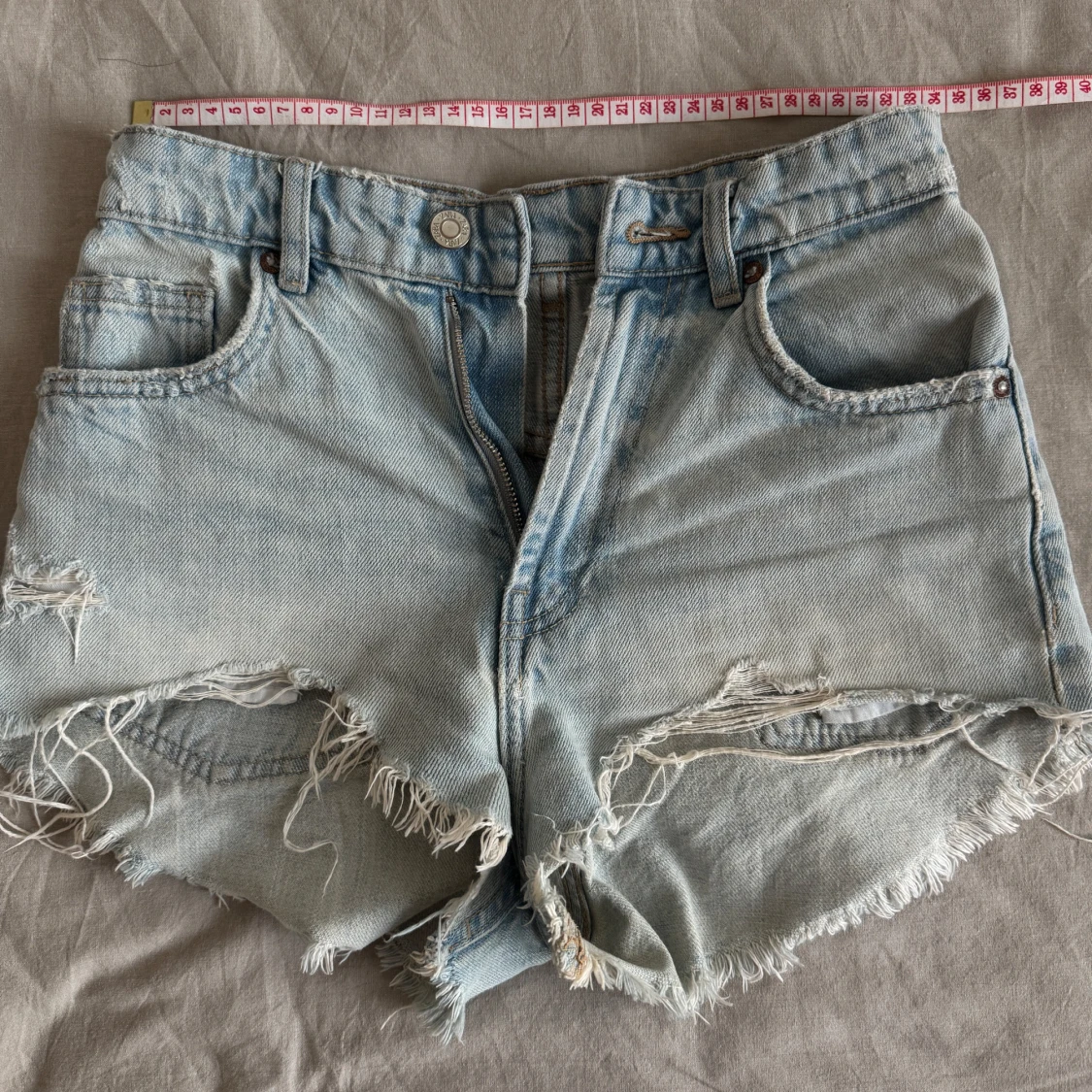 Ljusa jeansshorts från Zara