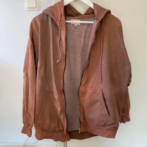 Brun zip up - Brun zip up, synligt använd men inga skavanker, storlek S men är väldigt oversized, från pull & bear