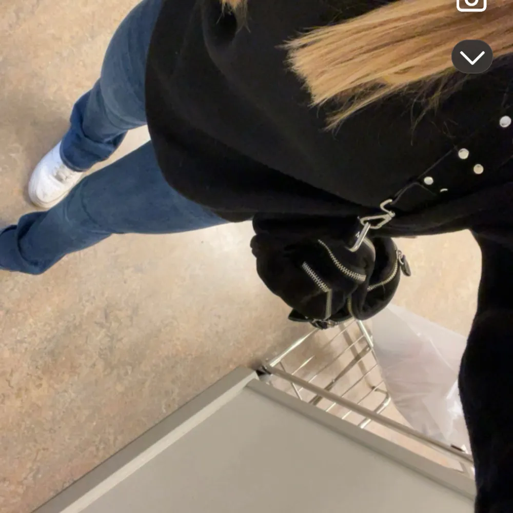 Mörkblå bootcut högmidjade jeans❣️ Endast använd en gång. Farkut & Housut.