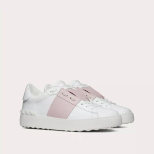 Rosa Valentino Skor - Säljer dessa fina skor från Valentino, använder ej längre därför de säljs. Kom privat för mer bilder