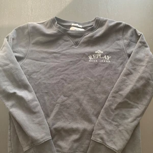 Replay Tröja - Snygg replay tröja i mycket fint skick, tveka inte att skriva om funderingar eller fler bilder!
