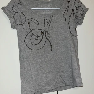 T-paita - Naisten t-paita, niskassa pieni värjäymä pinkistä hiusväristä koko xs Kissatalous Mikäli hinta ei miellytä tarjoa rohkeasti. Katsothan myös muut ilmoitukseni