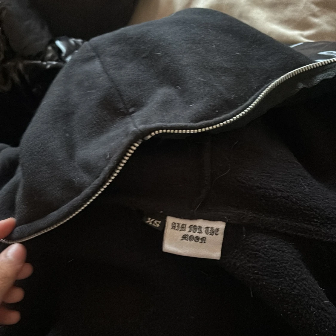 Svart hoodie med dragkedja från Aim for the Moon - 1