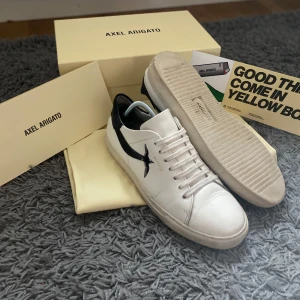 Axel Arigato skor - Ett par vita Axel Arigato skor. Box och annat medföljer,Okej skick. Om ni undrar något är det bara att fråga. 