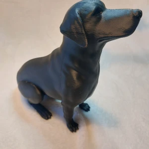 Svart Labrador  - En stilren och modern hundfigur i svart. Perfekt som dekoration i hemmet eller på kontoret. Denna hundskulptur ger en elegant touch till din inredning.  Storlek ca 22cm hög 10 cm bred och 22 cm djup