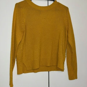 Neulepaita - Naisten sinapinkeltainen neulepaita. Koko S. kaikai n 49cm, pituus n 50cm.Kissatalous Mikäli hinta ei miellytä tarjoa rohkeasti. Katsothan myös muut ilmoitukseni