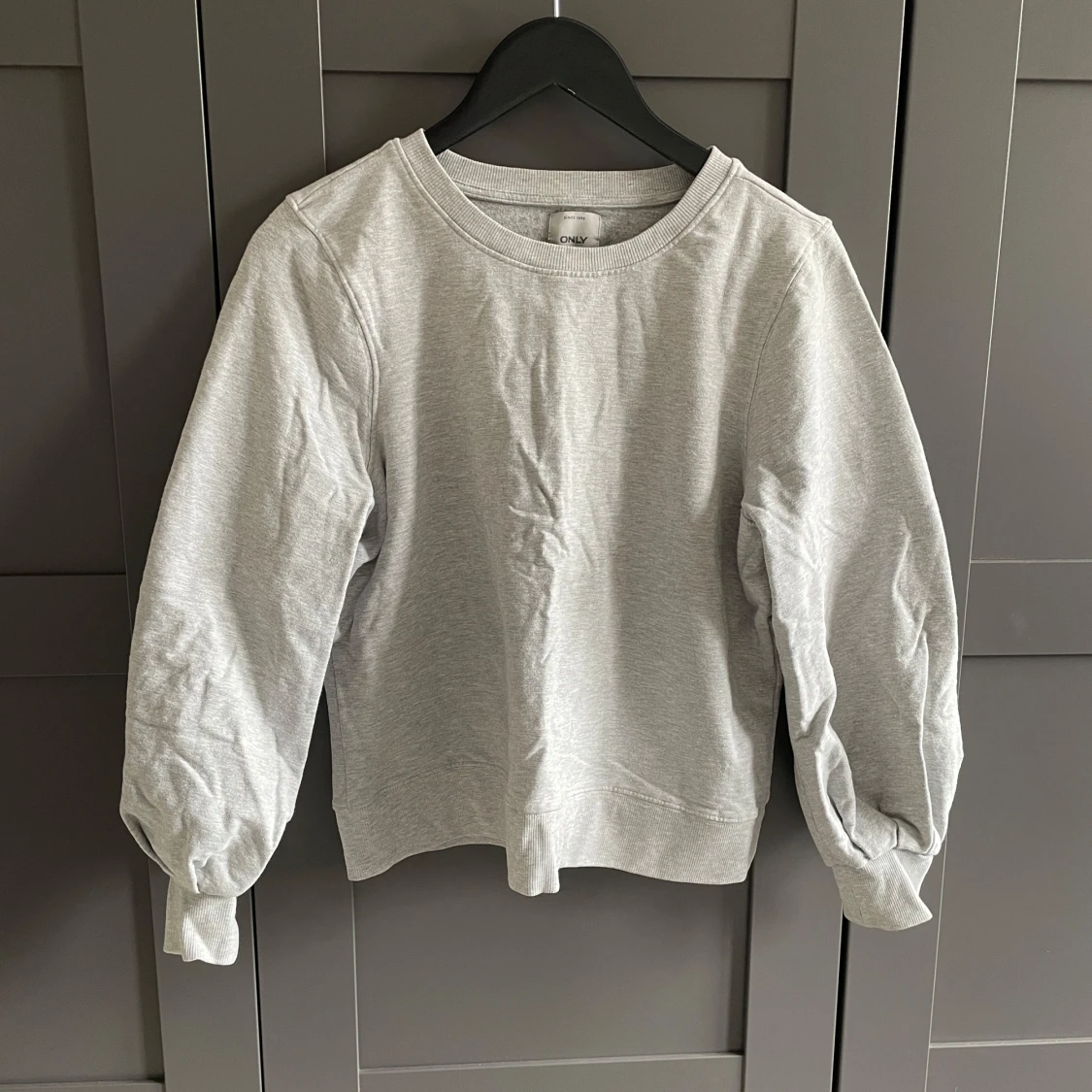 Collegetröja med lite ballongärm 