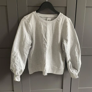 Collegetröja med lite ballongärm  - Grå collegetröja med lite ballongärm från Only i storlek XS. 