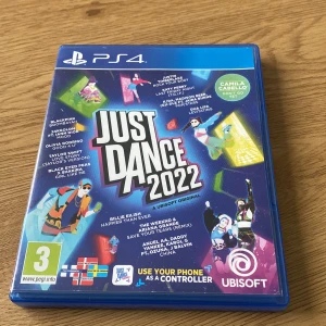 Just Dance 2022 för PS4 - Just Dance 2022 för PS4 erbjuder en rolig och energisk dansupplevelse med 40 nya låtar från artister som Billie Eilish, Dua Lipa och The Weeknd. Använd din smartphone som kontroll och njut av olika spellägen inklusive Sweat Mode för träning. Perfekt för spelkvällar med vänner och familj!
