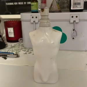 Parfymflaska från Jean Paul Gaultier från 2007 rare  parfym halva kvar går på eBay för 3000 - Säljer en unik parfymflaska formad som en torso från Jean Paul Gaultier. Flaskan är vit och rymmer 75 ml eau de toilette. Perfekt för den som gillar stilrena och ikoniska designflaskor.