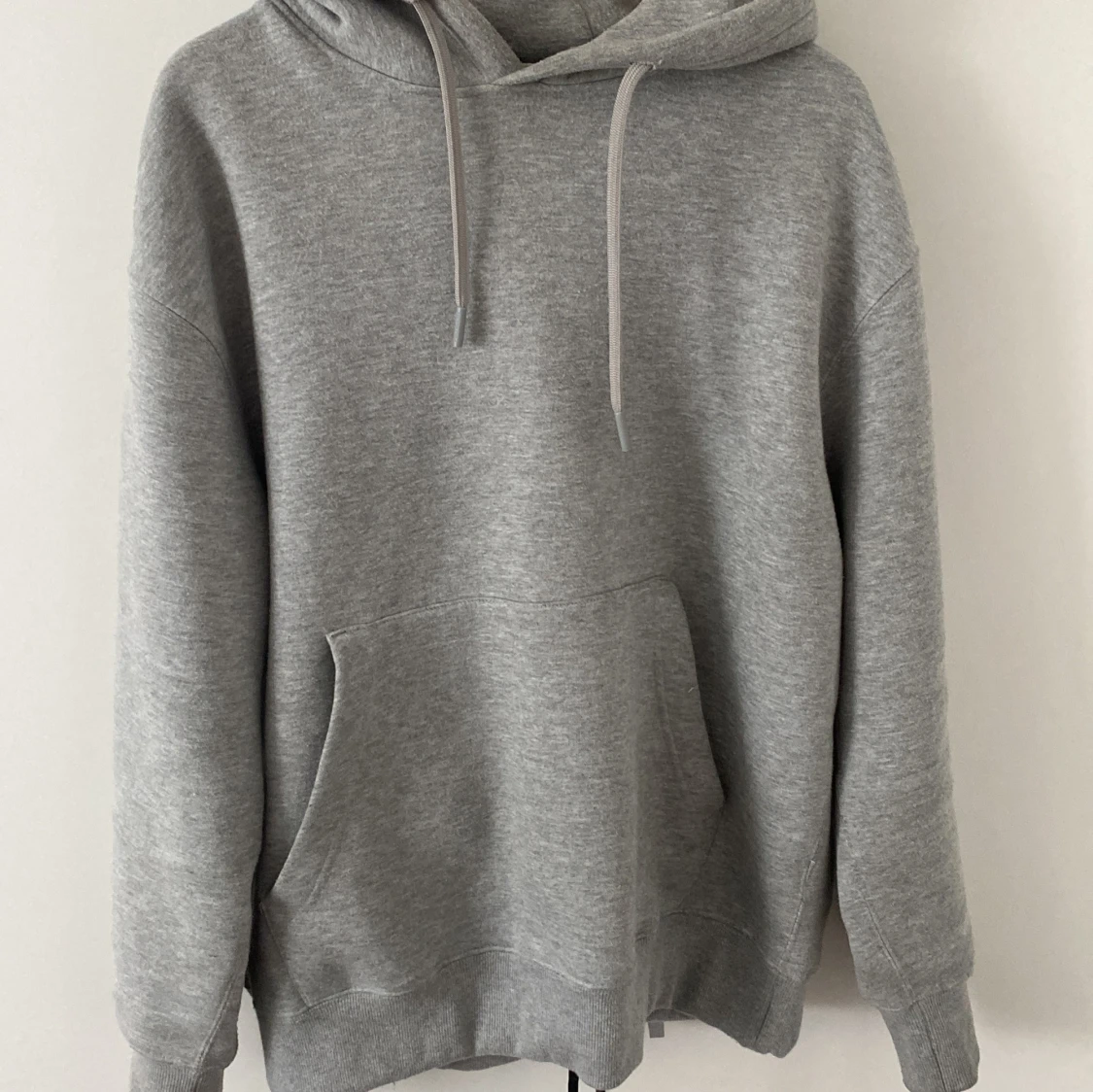 Grå hoodie från Pull&Bear