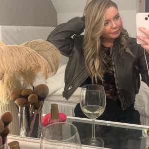 Croppad skinnjacka - Snygg skinnjacka med dragkedja framtill. Jackan har en croppad passform och långa ärmar. 