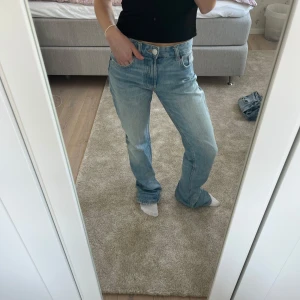 Ljusblå bootcutjeans Zara - Snygga ljusblå jeans med en klassisk femficksdesign. De har en bootcut passform och är perfekta för en avslappnad stil. Jeansen har en knappgylf och är tillverkade i ett bekvämt denimtyg.