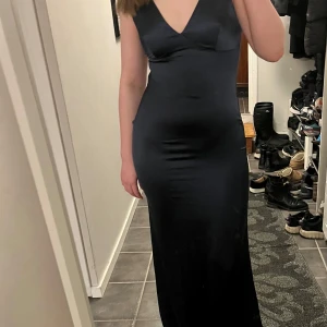 Marinblå klänning  - En jättefin marinblå klänning ifrån Pretty Lavish i storlek 36 som är aldrig använd ✨