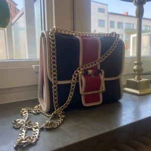 Stilren axelväska med kedja - Äkta Tommy Hilfiger väska, endast använda fåtal gånger! Ny pris: 1800kr!✨