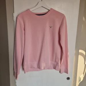 Rosa tröja från GANT🩷 - Säljer en stilren rosa tröja från GANT, köpt från Kidsbrandstore. Strl 170 men passar även S och möjligtvis M. Använd fåtal gånger💕💕