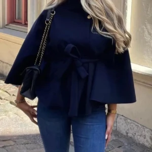 Poncho missäy  - Elegant mörkblå kappa med knytband i midjan och dekorativa knappar vid halsen. Perfekt för en stilren look. Slutsåld hos missäy❤️