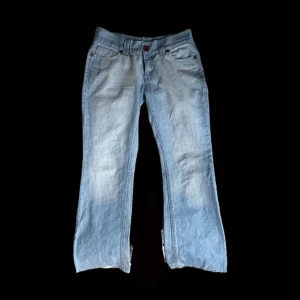 Ljusblå bootcut jeans med broderade bakfickor - skit snygga lågmidjade ljusblå jeans med bootcut-stil. som man ser på bilden så har dom jätte fina bakfickor pluss någon blommig detalj. dom är köpte secondhand förra året men har tyvärr blivit för stora för mig så kommer inte till någon användning alls längre. lappen är bortklippt pga obehag, storleken är 36 men sitter snarare lite mer som 38. från originalet så är jeansen från Gina tricot. priset går alltid att diskuteras! 