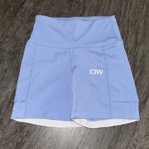 Blå träningsshorts från ICANIWILL - Snygga ljusblå träningsshorts från ICANIWILL. Helt nya. Super najs för träning och gym🤩🏋🏽‍♀️